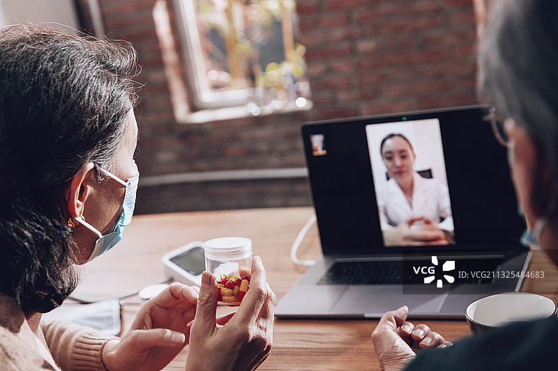 老年夫妇线上咨询医生图片素材