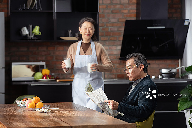 老年夫妇在家中准备早餐图片素材