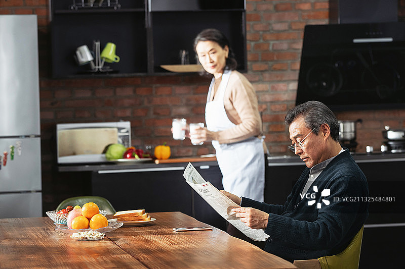 老年夫妇在家中准备早餐图片素材