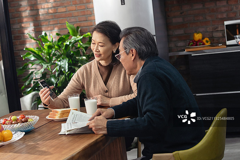 老年夫妇在家中享用早餐图片素材