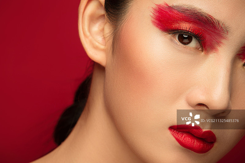 红色眼影彩妆美女局部特写图片素材