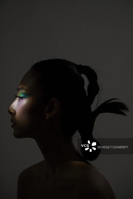 个性彩妆造型美女图片素材