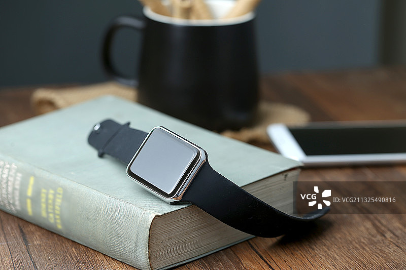 智能手表和手机放在桌面上图片素材