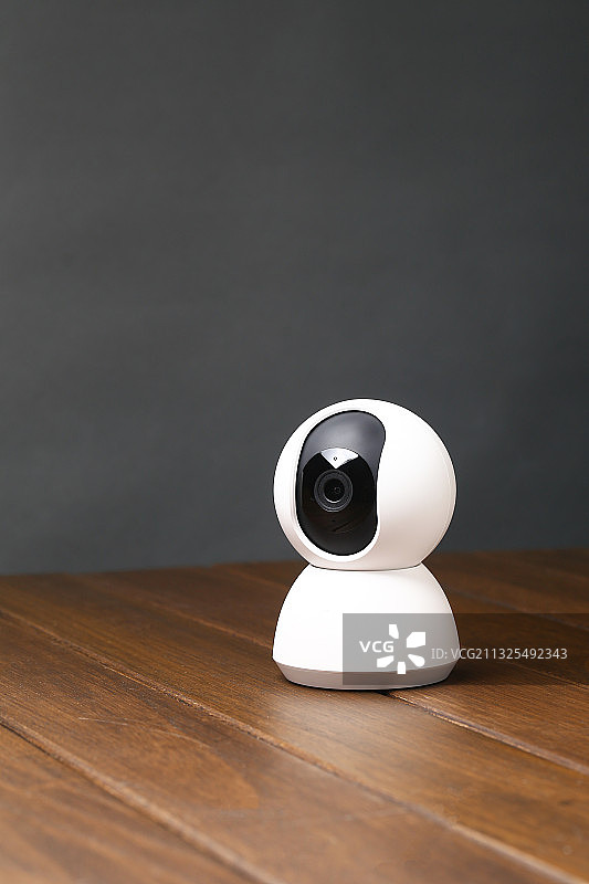 智能摄像头放在木桌上图片素材
