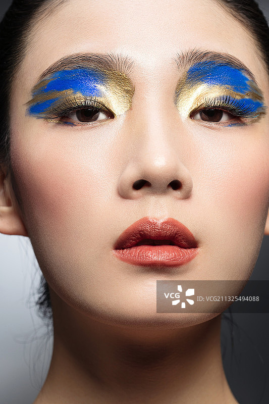 蓝金色系眼影美女脸部特写图片素材