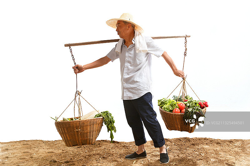 农民挑着蔬菜图片素材