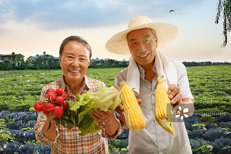 农民夫妇展示农产品图片素材