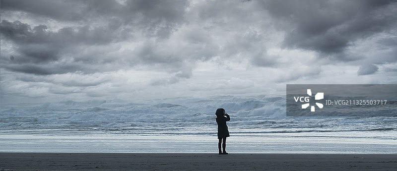 观潮的女人在海边图片素材