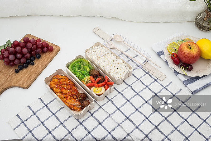 放在桌子上的彩色塑料便当餐具盒图片素材