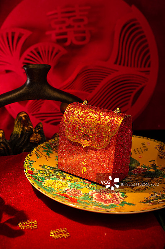 中国古典婚礼元素喜糖盒红色的礼盒结婚奢侈风格图片素材