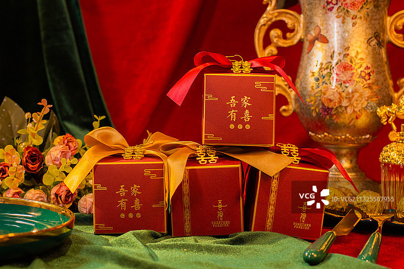 中国古典婚礼元素喜糖盒红色的礼盒结婚奢侈风格图片素材