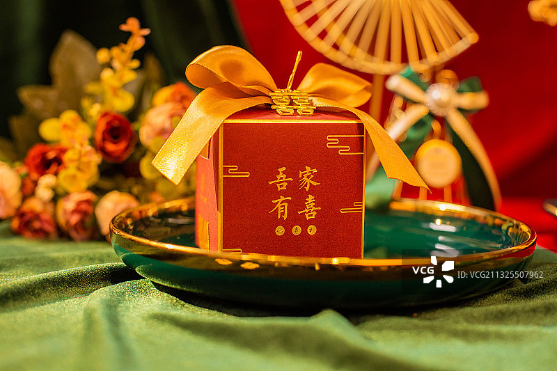 中国古典婚礼元素喜糖盒红色的礼盒结婚奢侈风格图片素材