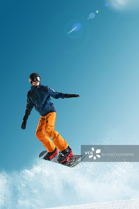 滑雪的青年男人图片素材