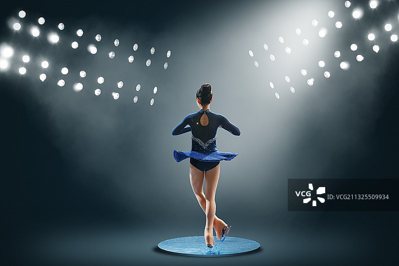 花样滑冰选手背影图片素材