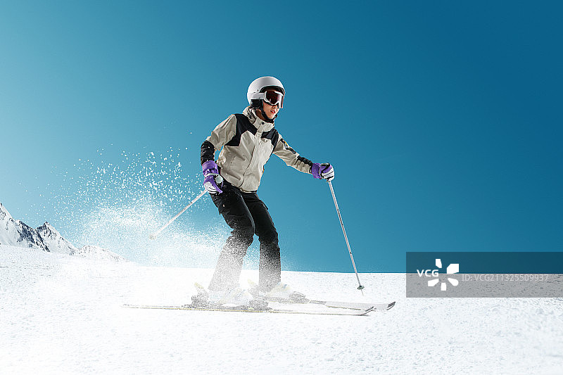 滑雪的青年女人图片素材