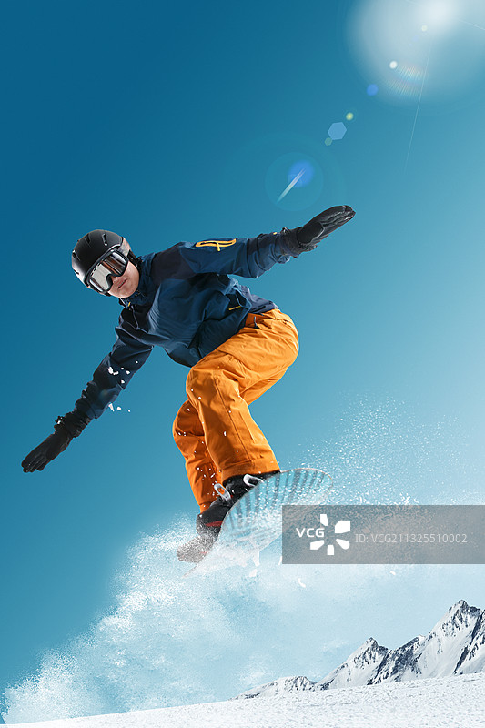 滑雪的青年男人图片素材