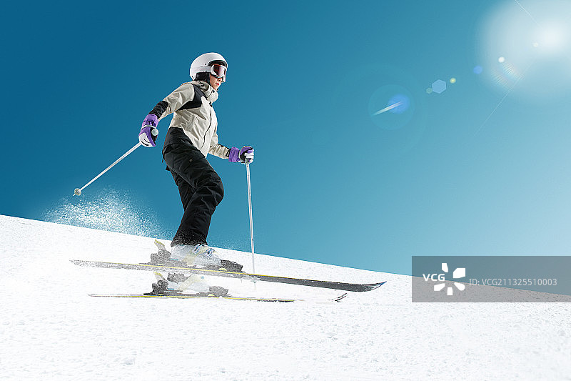 滑雪的青年女人图片素材