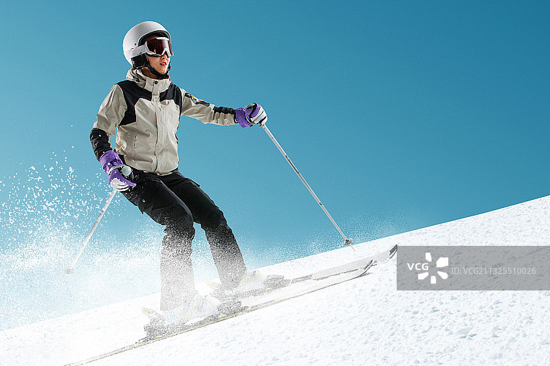 滑雪的青年女人图片素材