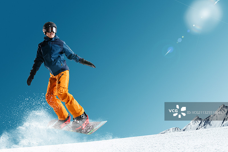 滑雪的青年男人图片素材