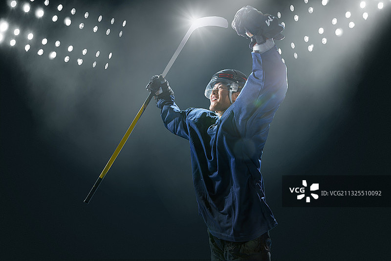 欢呼的冰球运动员图片素材