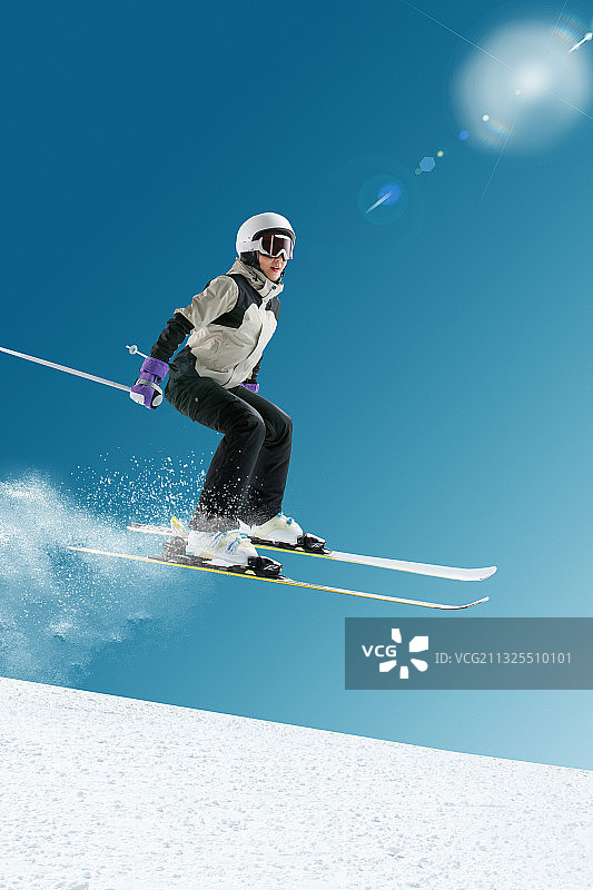 滑雪的青年女人图片素材