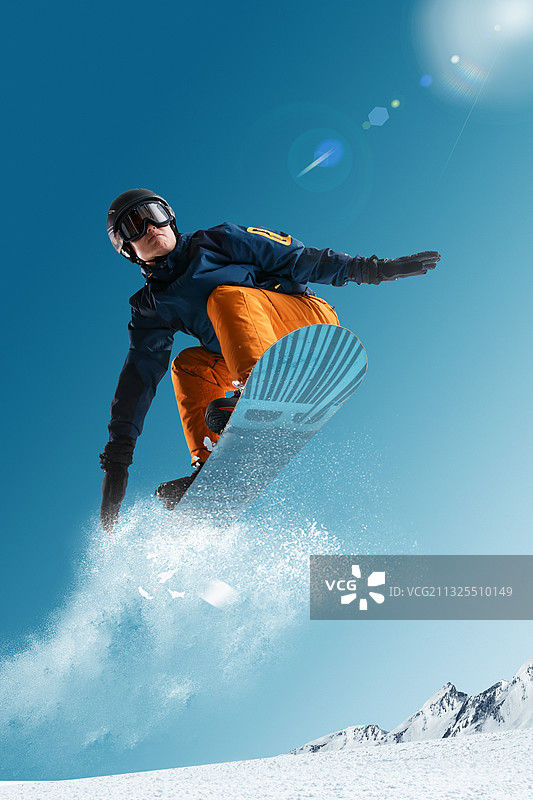 滑雪的青年男人图片素材