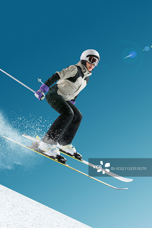 滑雪的青年女人图片素材