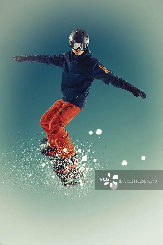 滑雪的青年男人图片素材