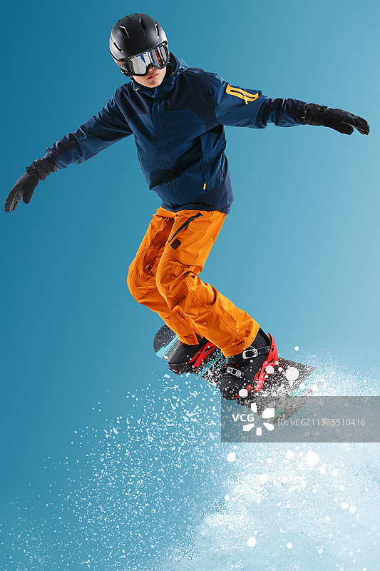 滑雪的青年男人图片素材