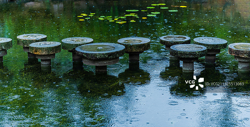 池塘圆心垫脚石图片素材