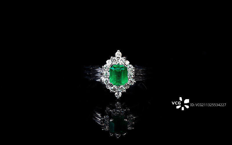 绿宝石戒指特写图片素材