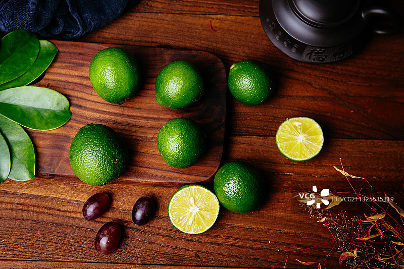 紫色的葡萄和青柠檬图片素材