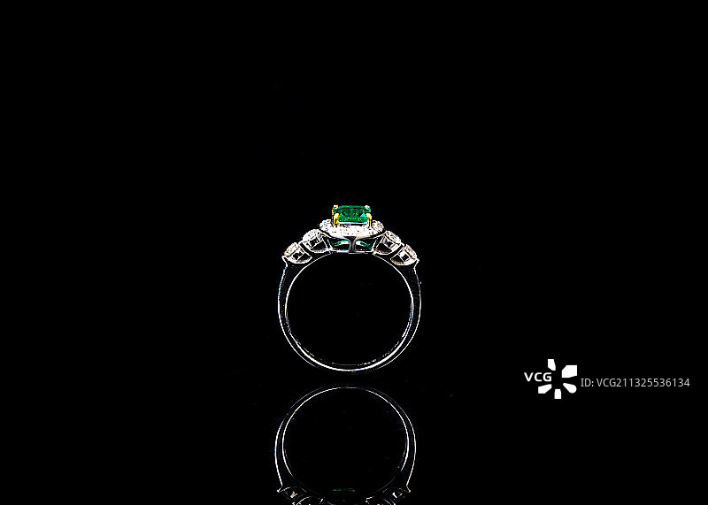 绿宝石戒指特写图片素材