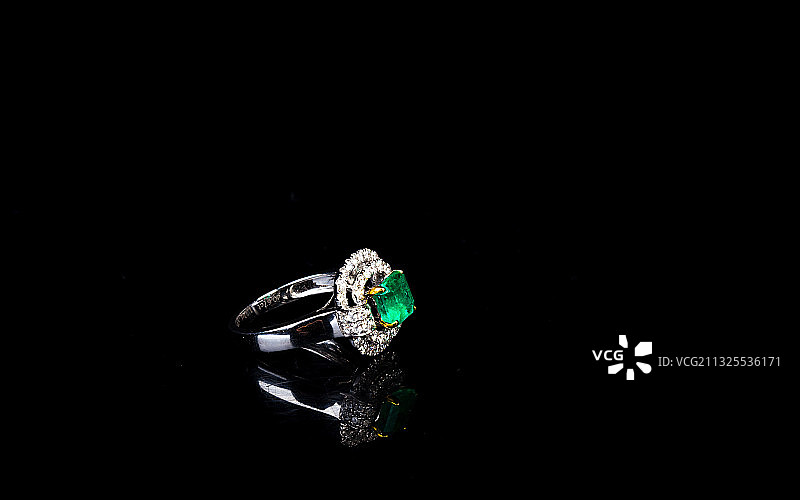 绿宝石戒指特写图片素材