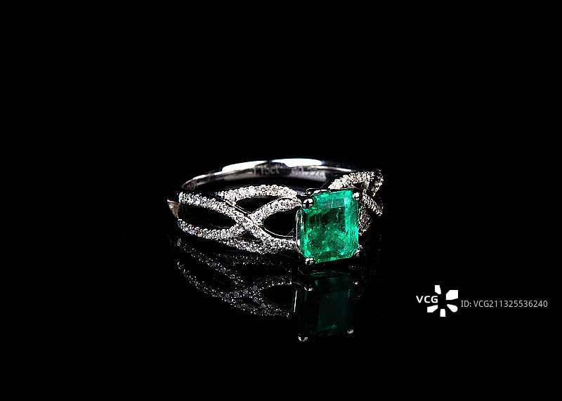 绿宝石戒指特写图片素材