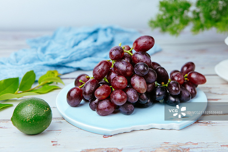 紫色的葡萄和青柠檬图片素材