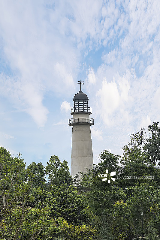 蓝天白云下的灯塔图片素材
