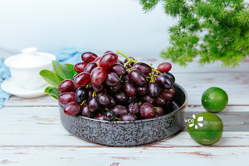 紫色的葡萄和青柠檬图片素材