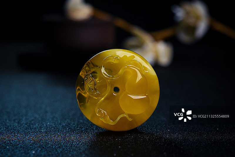 蜜蜡挂件特写图片素材