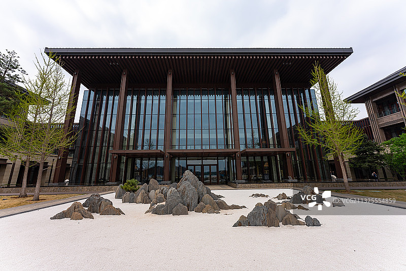 白沙假山组成的枯山水与酒店外立面图片素材