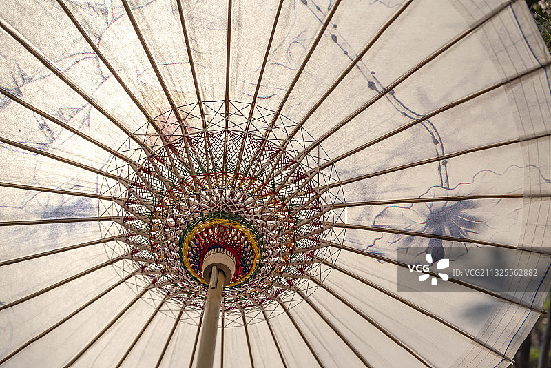 手工制作的油布伞内部结构图片素材