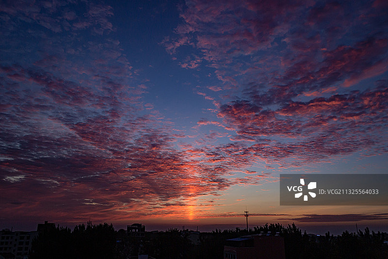 夕阳晚霞日柱天象奇观图片素材