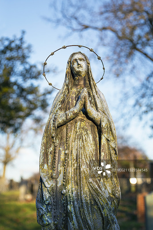 带有光环的圣母玛利亚公墓雕像图片素材