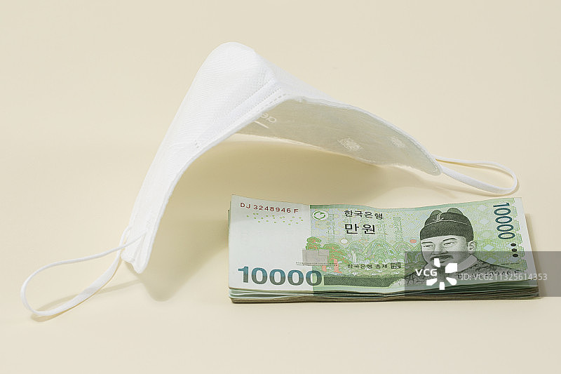 黄色背景中的面具和钱币图片素材