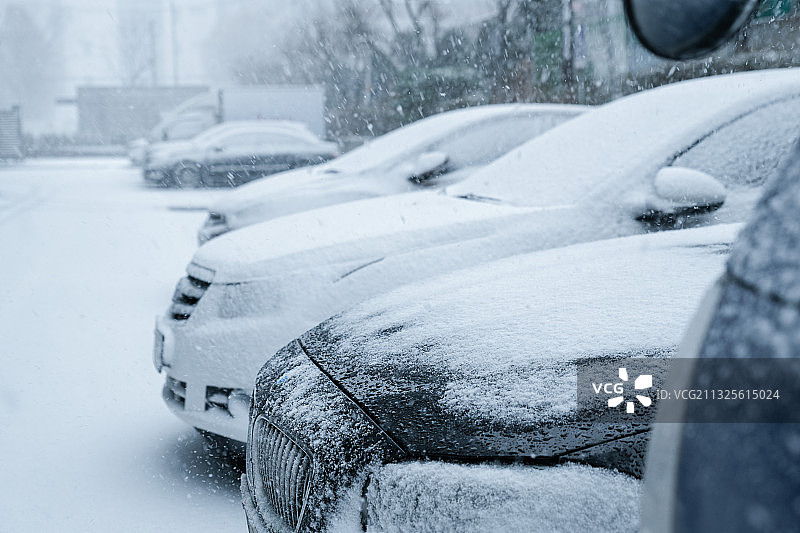 停车场内被雪覆盖的汽车图片素材