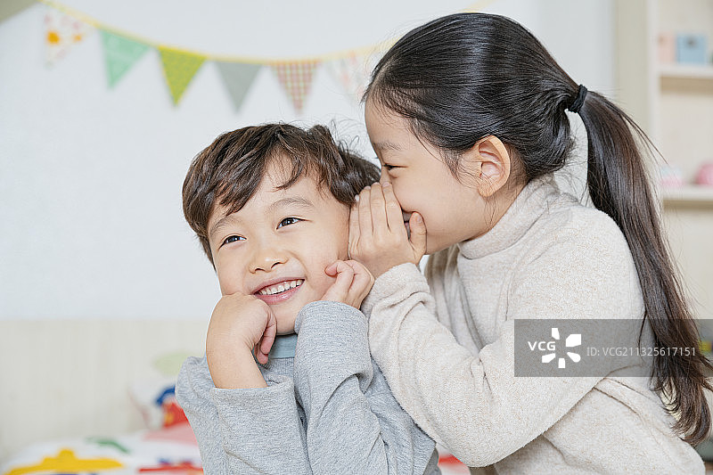 快乐的亚洲兄妹概念图片素材