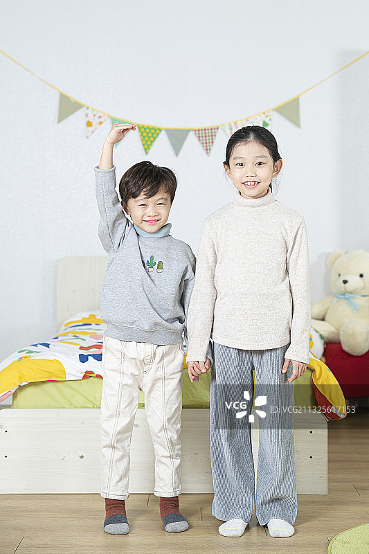 亚洲姐弟量身高图片素材