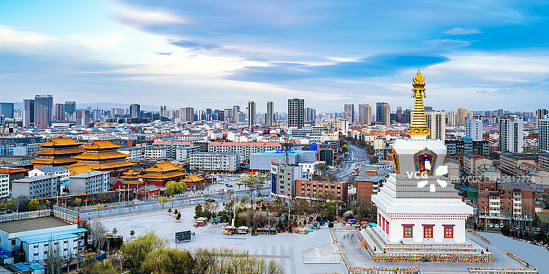 内蒙古呼和浩特市观音寺和宝尔汗佛塔黄昏风光图片素材
