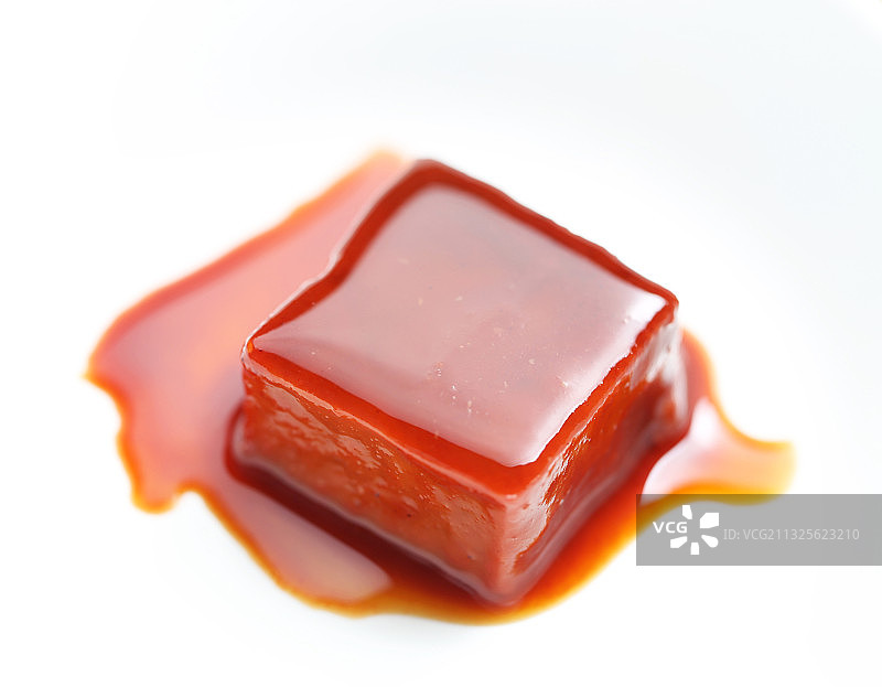 豆腐乳放在白色盘子里图片素材