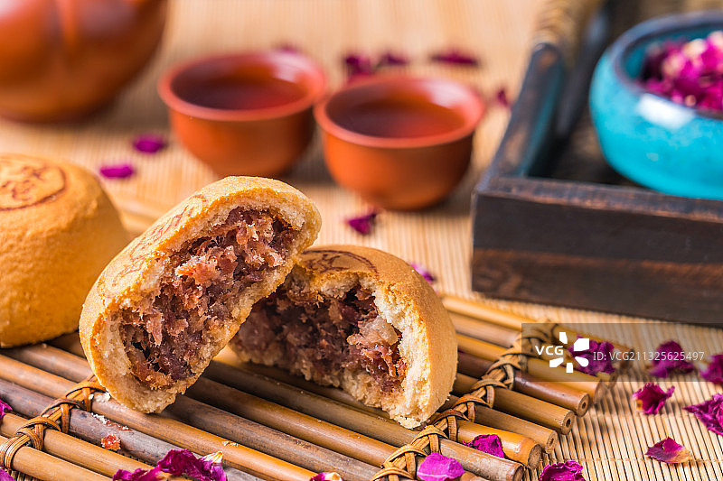 中国云南昆明美食鲜肉玫瑰云腿月饼图片素材
